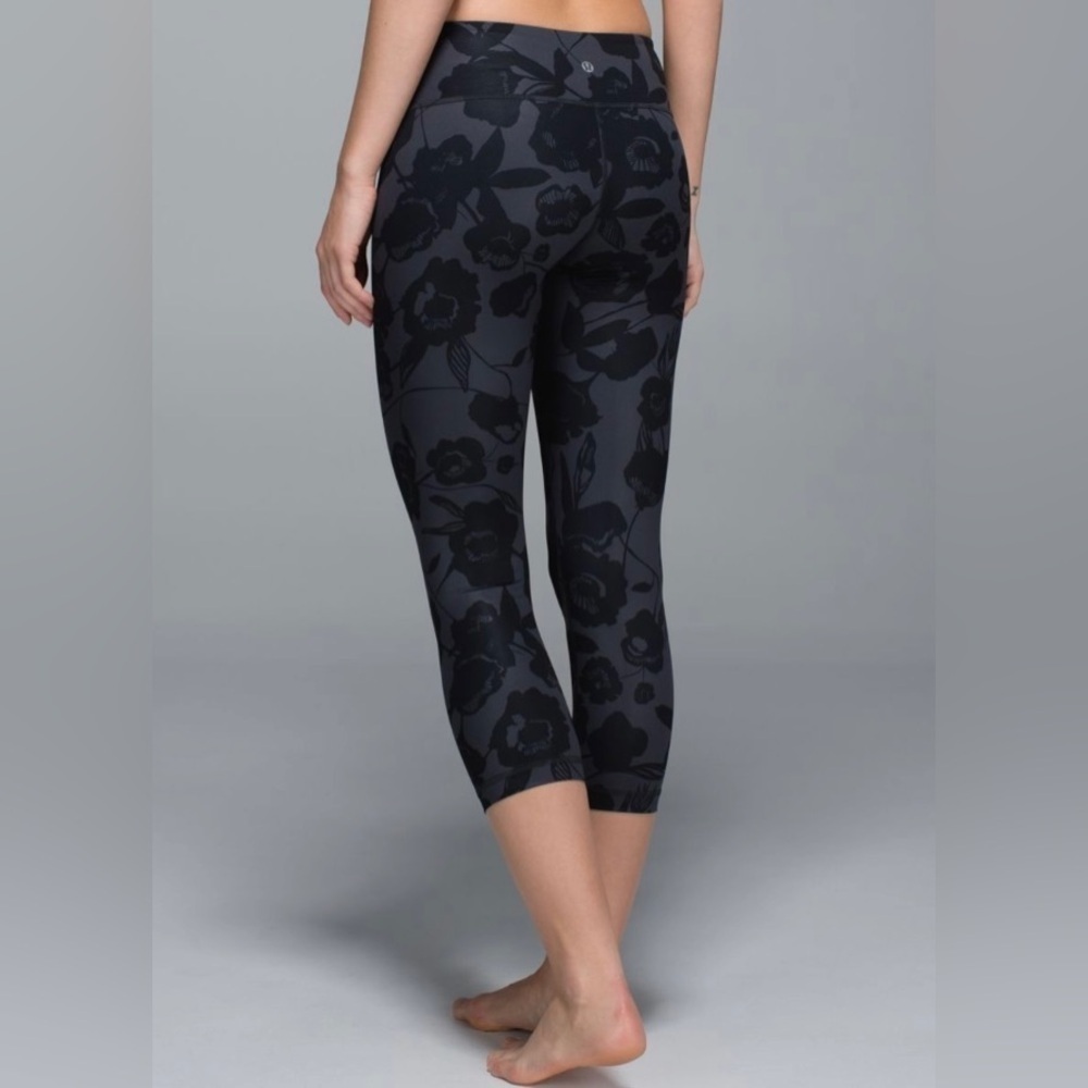Lululemon Wunder Under Crop Luxtreme
Flat Inky Floral Printed Black Deep Coal 4